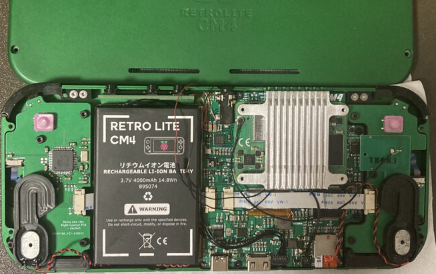 RetroLiteCM4是一款基于RaspberryPiComputeModule4的掌上游戏机